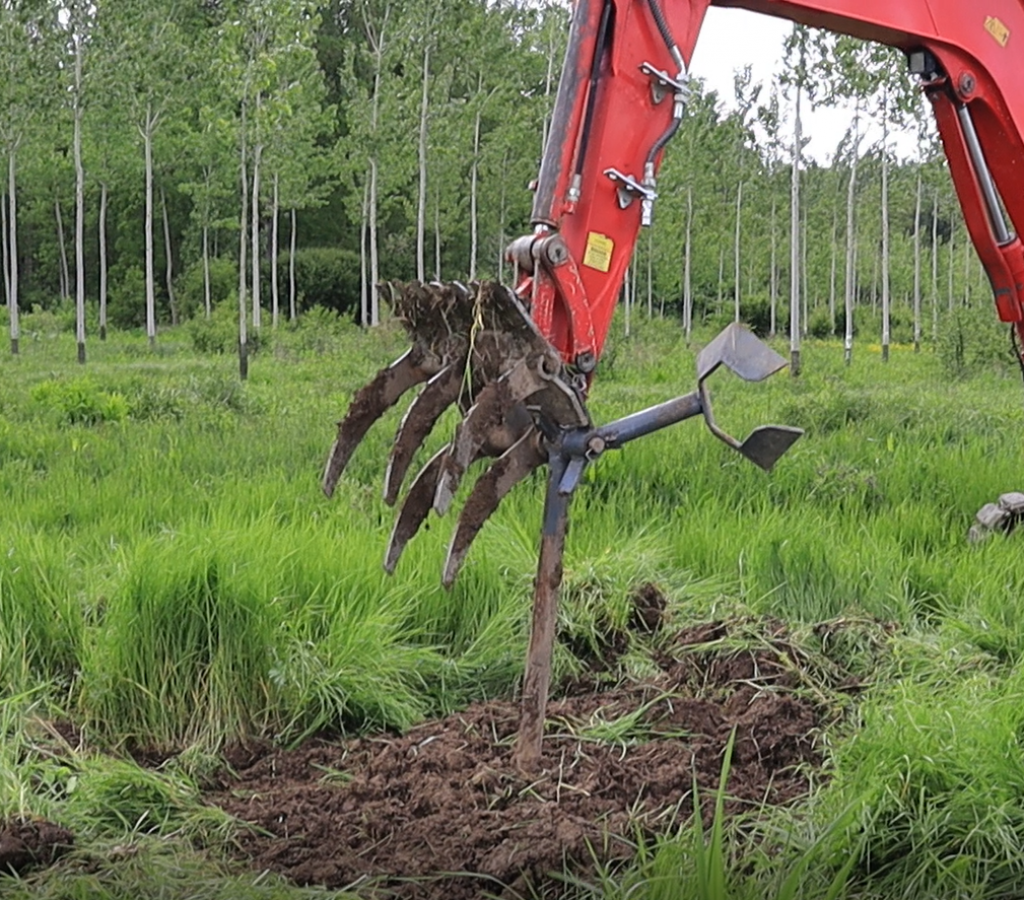 Démonstration d'un outil combiné de plantation